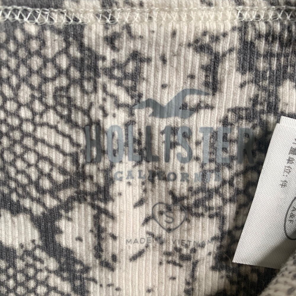 NWOT HOLLISTER SNAKESKIN TIE CROP TOP - Picture 8 of 10